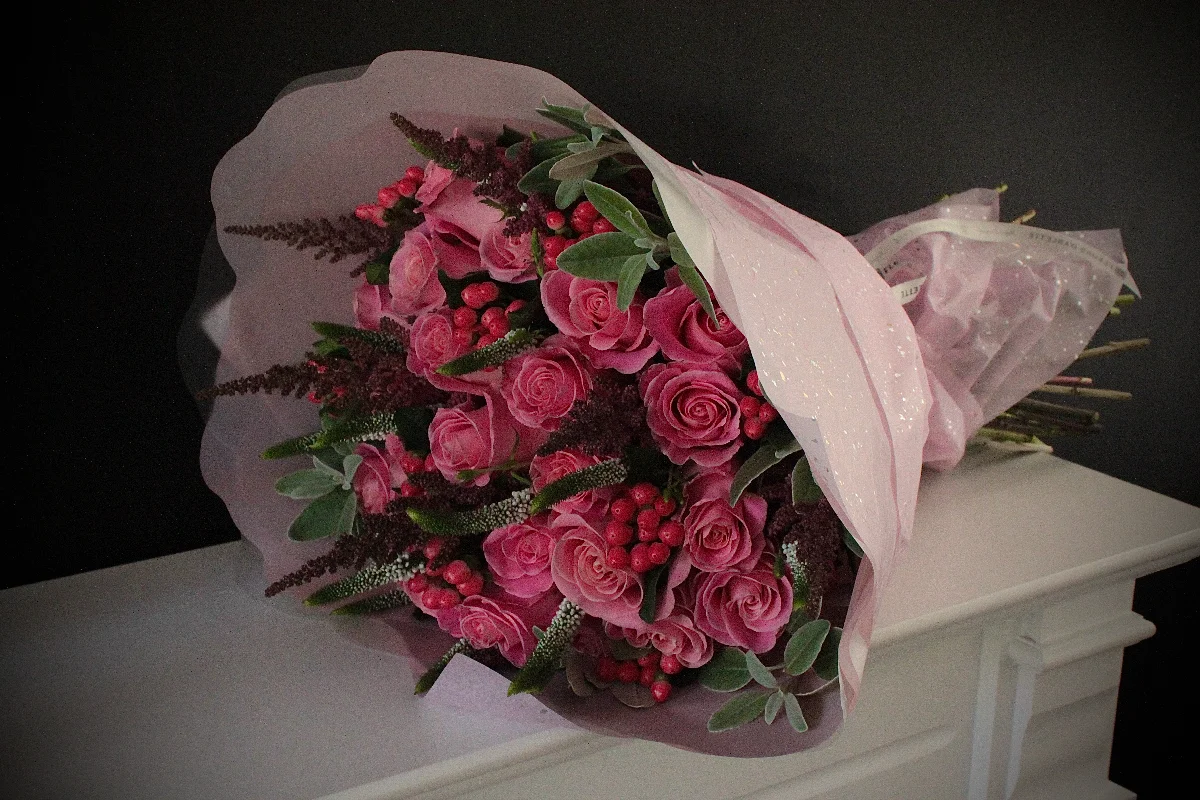 Buchet 25 trandafiri roz & astilbe