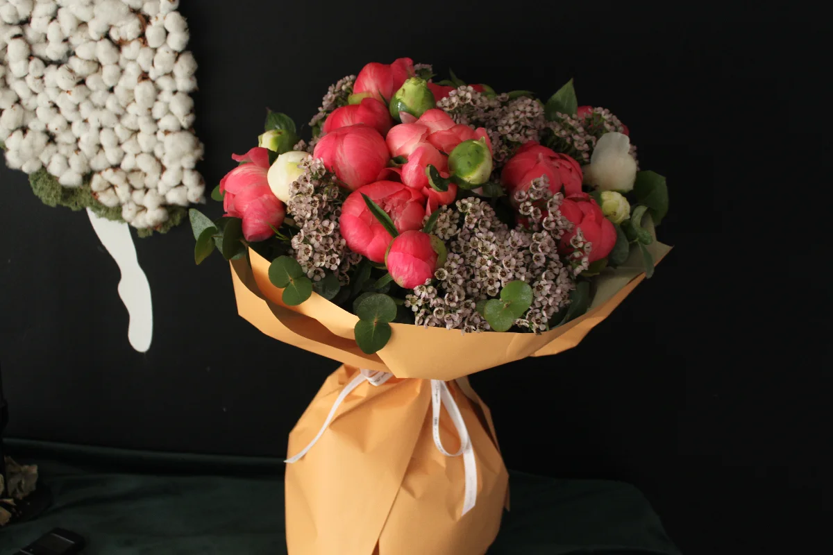 Buchet bujori & wax flower