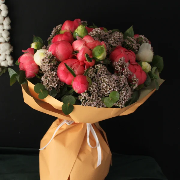 Buchet bujori & wax flower
