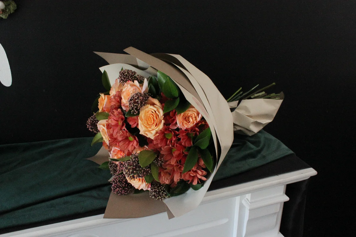 Buchet crizanteme & skimia
