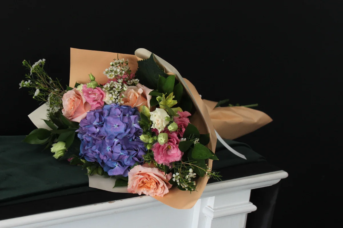 Buchet hortensie & trandafiri