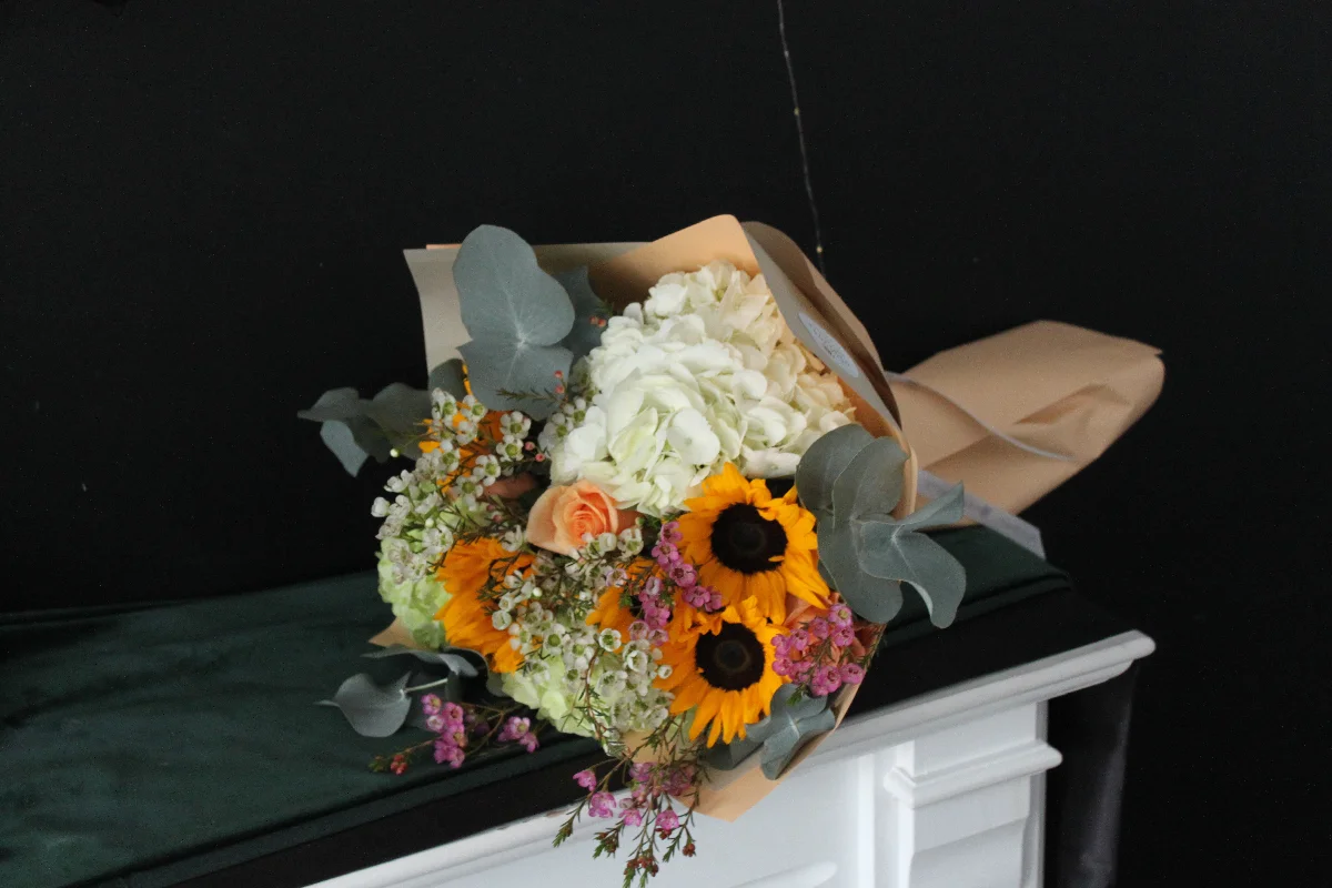 Buchet hortensii albe & eucalipt